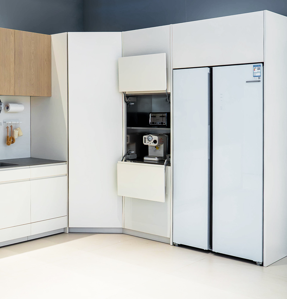 高柜嵌入式冰箱与转角柜<br>释放垂直空间潜能<br>日式斜移门随心控制