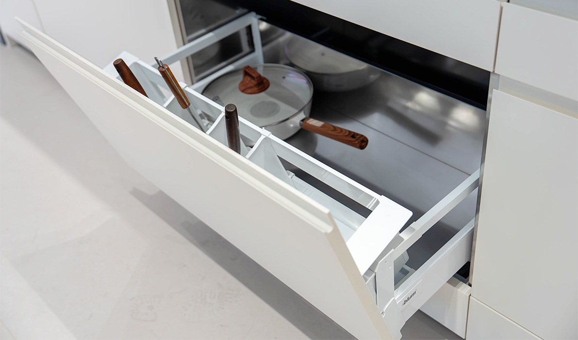 地柜以20°斜角与百隆导轨默契配合<br>从水槽抽到踢脚抽屉，将收纳延伸至每一个细节